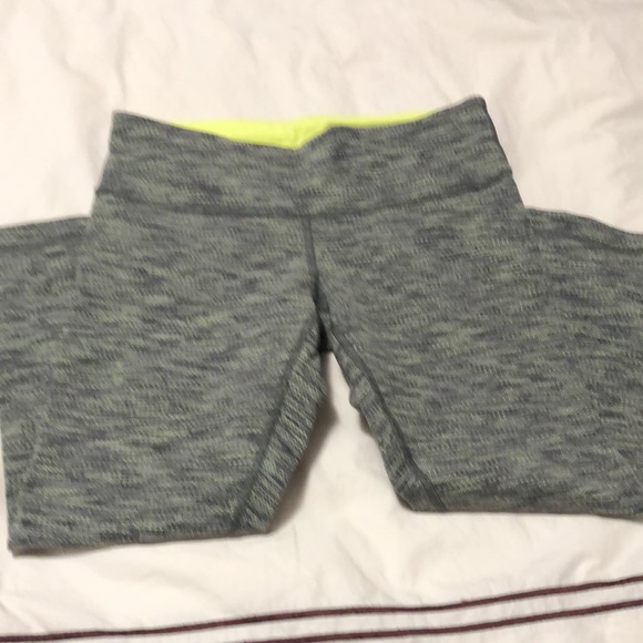 🌹Lululemon cropped leggings size 6 - Picture 2 of 4